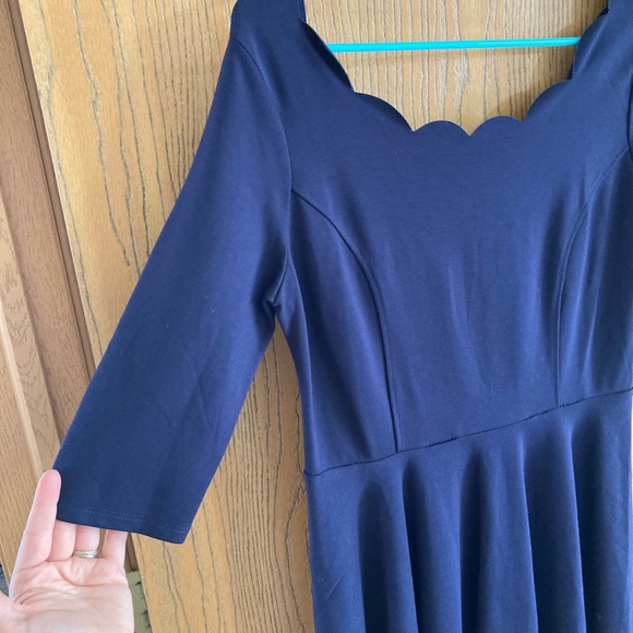 Lulu’s Medium Scalloped Scoop Neck MIDI dress - Picture 6 of 16